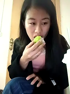 Snapshot of luy-xinh02 chatting on 11.01.25 luy-xinh02 online show from 11.01.25