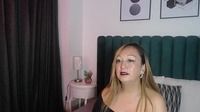 Snapshot of VictoriaQueen_Fg chatting on 09.22.25 VictoriaQueen Fg online show from 09.22.25