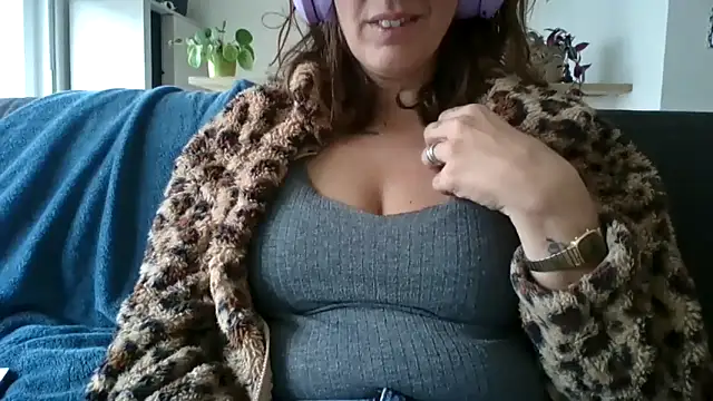 Snapshot of samantaatw chatting on 09.25.25 samantaatw online show from 09.25.25