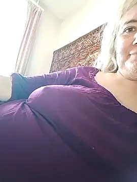 Snapshot of goodstyle chatting on 10.04.25 goodstyle online show from 10.04.25