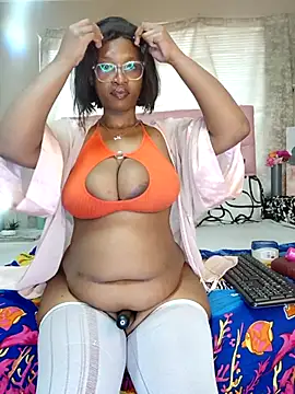 Snapshot of YummyChocTits chatting on 10.07.25 YummyChocTits online show from 10.07.25