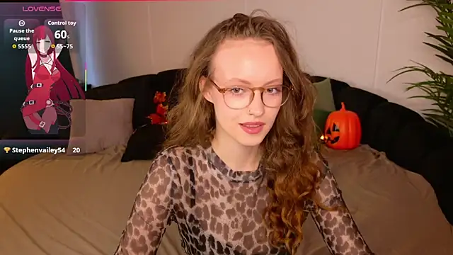 Snapshot of SallyPinkman chatting on 10.21.25 SallyPinkman online show from 10.21.25