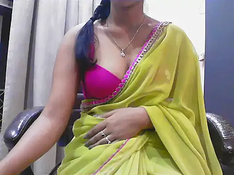 Snapshot of short_girl_ chatting on 10.08.25 short girl  online show from 10.08.25