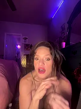 Snapshot of Texxaspearl chatting on 09.22.25 Texxaspearl online show from 09.22.25