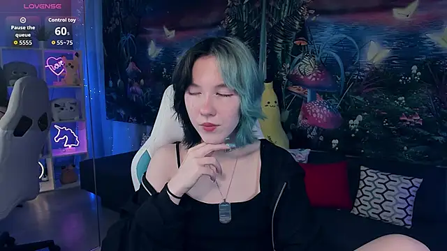 Snapshot of JessieRich chatting on 09.18.25 JessieRich online show from 09.18.25
