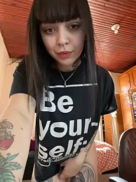 Snapshot of ravenadark chatting on 09.16.25 ravenadark online show from 09.16.25