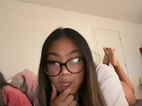 Snapshot of MissCherryyxox chatting on 09.17.25 MissCherryyxox online show from 09.17.25