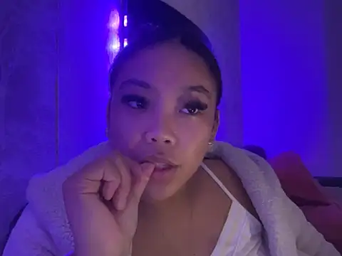 Snapshot of MissCherryyxox chatting on 09.22.25 MissCherryyxox online show from 09.22.25