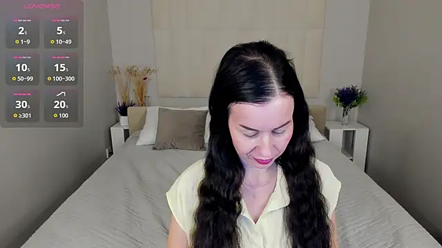 Stella Leon online show from 10.18.25
