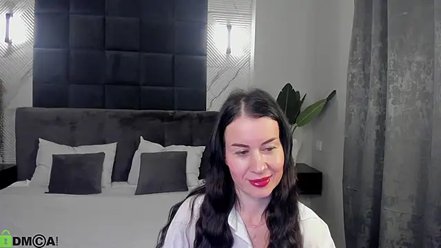 Stella Leon online show from 10.19.25