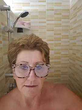 Snapshot of LadyLuxe_xx chatting on 10.05.25 LadyLuxe xx online show from 10.05.25