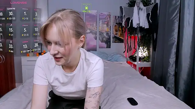 Snapshot of LunaLuxxy chatting on 10.03.25 LunaLuxxy online show from 10.03.25