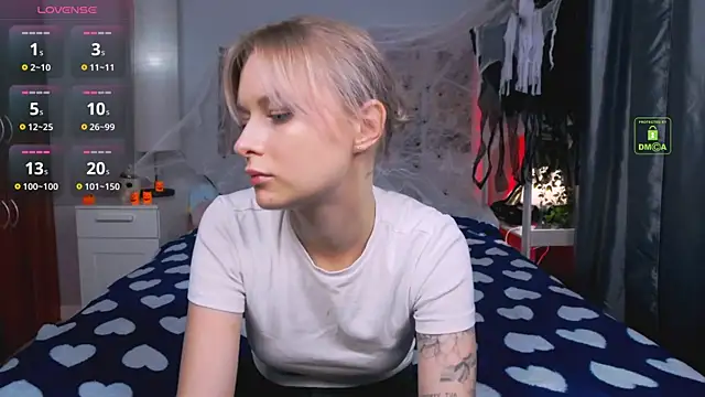 Snapshot of LunaLuxxy chatting on 10.10.25 LunaLuxxy online show from 10.10.25