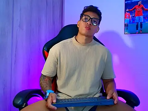 Snapshot of evan_greey chatting on 10.10.25 evan greey online show from 10.10.25