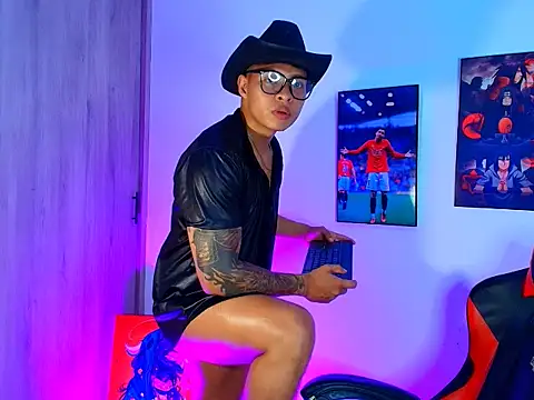 Snapshot of evan_greey chatting on 10.31.25 evan greey online show from 10.31.25