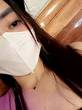 Snapshot of zuzuuLy chatting on 11.04.25 zuzuuLy online show from 11.04.25