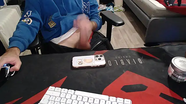 Snapshot of geil20CM2 chatting on 10.17.25 geil20CM2 online show from 10.17.25