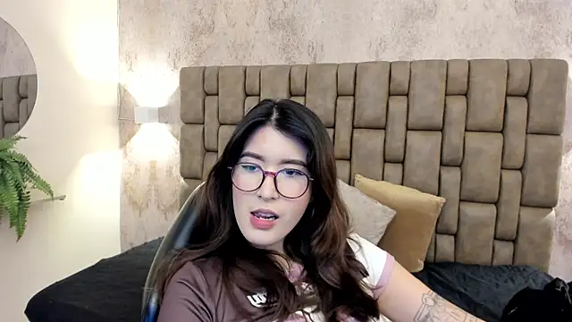 Snapshot of emiilyy_cute chatting on 10.02.25 emiilyy cute online show from 10.02.25