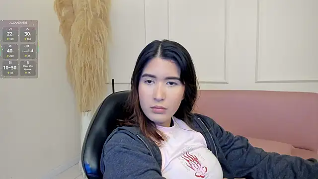 Snapshot of emiilyy_cute chatting on 10.18.25 emiilyy cute online show from 10.18.25