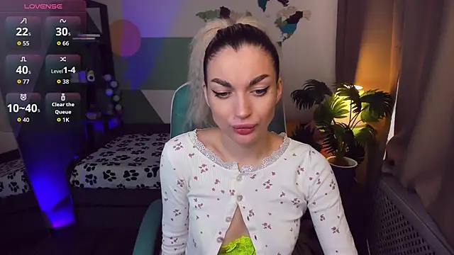 Snapshot of Alice_Cutieee chatting on 10.06.25 Alice Cutieee online show from 10.06.25