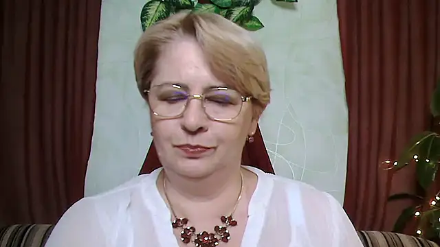 Snapshot of Selena-Velvet chatting on 10.03.25 Selena-Velvet online show from 10.03.25