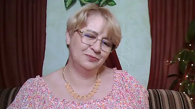 Snapshot of Selena-Velvet chatting on 10.04.25 Selena-Velvet online show from 10.04.25