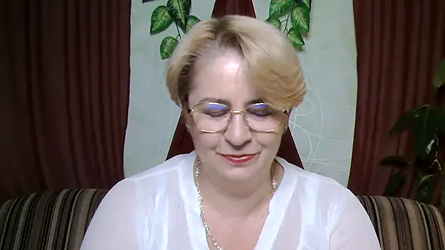 Snapshot of Selena-Velvet chatting on 10.18.25 Selena-Velvet online show from 10.18.25