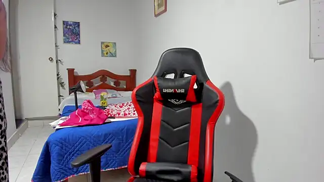 Snapshot of SophieLAmour chatting on 11.06.25 SophieLAmour online show from 11.06.25