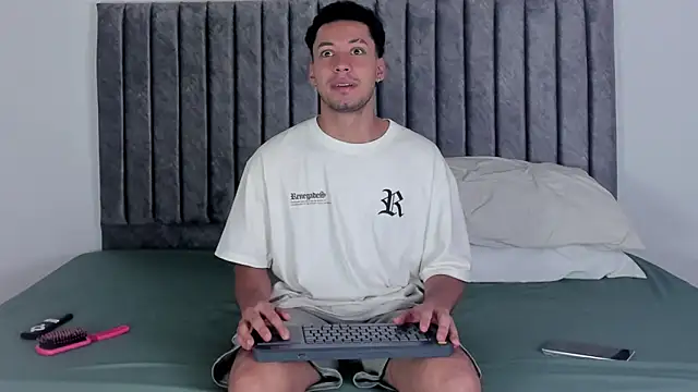 Snapshot of aroncooper1 chatting on 10.02.25 aroncooper1 online show from 10.02.25