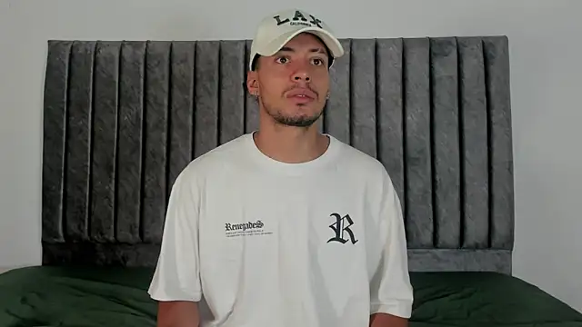 Snapshot of aroncooper1 chatting on 10.07.25 aroncooper1 online show from 10.07.25