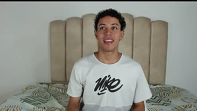 Snapshot of aroncooper1 chatting on 10.29.25 aroncooper1 online show from 10.29.25