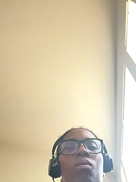 Snapshot of YeahhhitsBreezy chatting on 10.13.25 YeahhhitsBreezy online show from 10.13.25