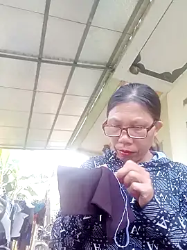 Snapshot of bella-bae chatting on 10.12.25 bella-bae online show from 10.12.25
