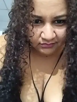 Snapshot of MEYBELLATINA chatting on 10.21.25 MEYBELLATINA online show from 10.21.25
