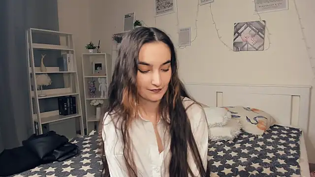 Snapshot of EmmaBuffley chatting on 10.31.25 EmmaBuffley online show from 10.31.25