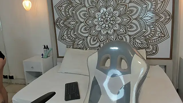 Daphne Nicolle online show from 10.07.25