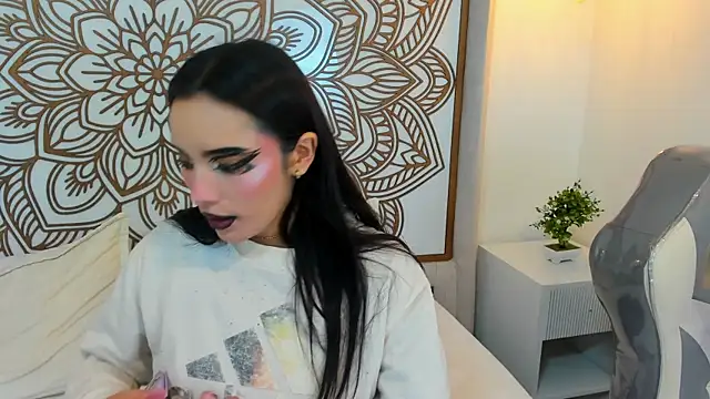 Daphne Nicolle online show from 10.18.25