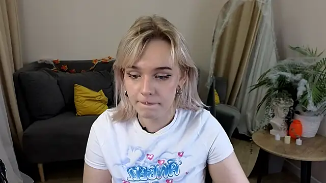 Snapshot of MayWins chatting on 10.29.25 MayWins online show from 10.29.25