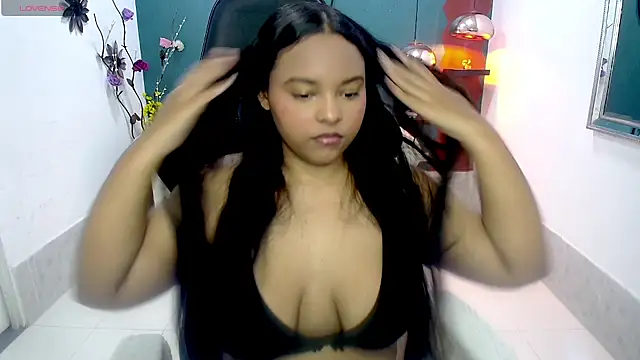 Snapshot of carollkiss chatting on 10.10.25 carollkiss online show from 10.10.25