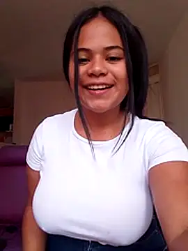 Snapshot of Antonela_19 chatting on 10.25.25 Antonela 19 online show from 10.25.25