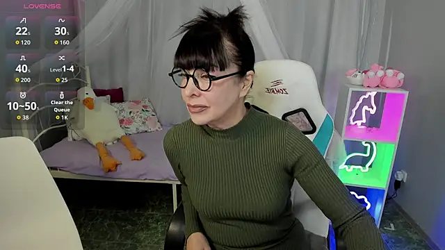 Snapshot of LindaRomero chatting on 10.08.25 LindaRomero online show from 10.08.25