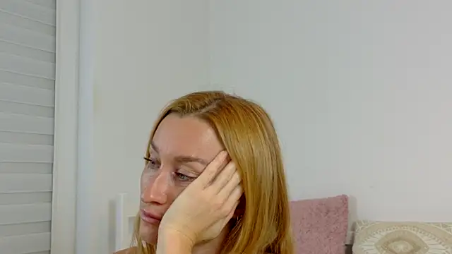 Snapshot of MysticRoxanne chatting on 10.06.25 MysticRoxanne online show from 10.06.25