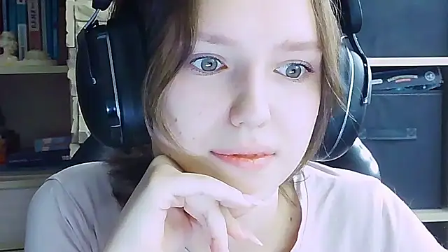 Snapshot of Diana-back chatting on 09.30.25 Diana-back online show from 09.30.25