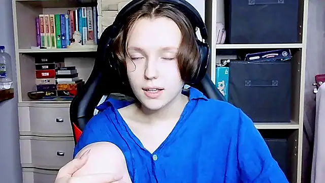 Snapshot of Diana-back chatting on 10.12.25 Diana-back online show from 10.12.25