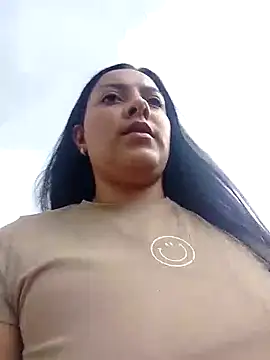 Snapshot of Sexy_Nayra_outdoors chatting on 10.13.25 Sexy Nayra outdoors online show from 10.13.25