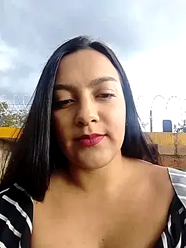 Snapshot of Sexy_Nayra_outdoors chatting on 10.15.25 Sexy Nayra outdoors online show from 10.15.25