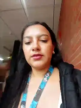 Snapshot of Sexy_Nayra_outdoors chatting on 10.22.25 Sexy Nayra outdoors online show from 10.22.25