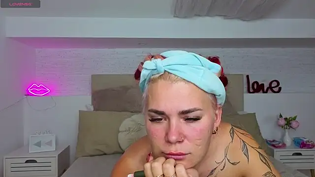 Naughty kittyy1 online show from 10.10.25