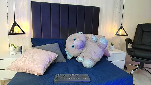 Rubyvixxen  online show from 10.04.25