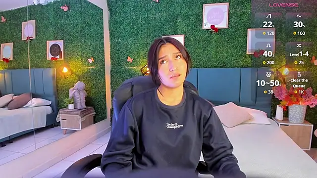 Rubyvixxen  online show from 10.21.25